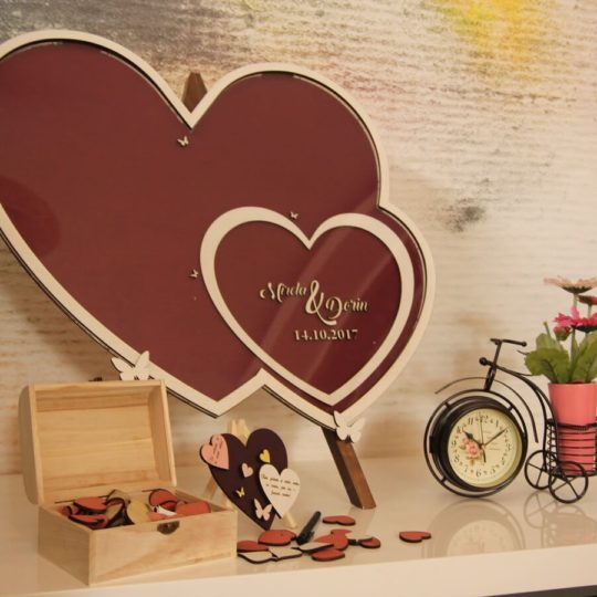 https://www.jubileetree.com/ro/wp-content/uploads/2018/01/Jubilee-Guest-book-wedding-alternative-tree-drop-box-sign-in-heart-wood-18-540x540.jpg